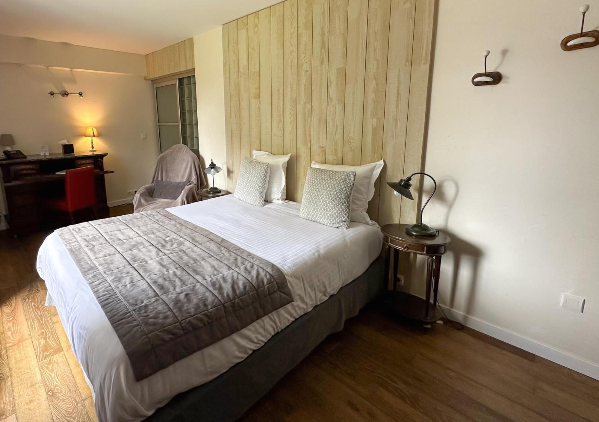 Logis Le Manoir Des Portes Hotel 3*
