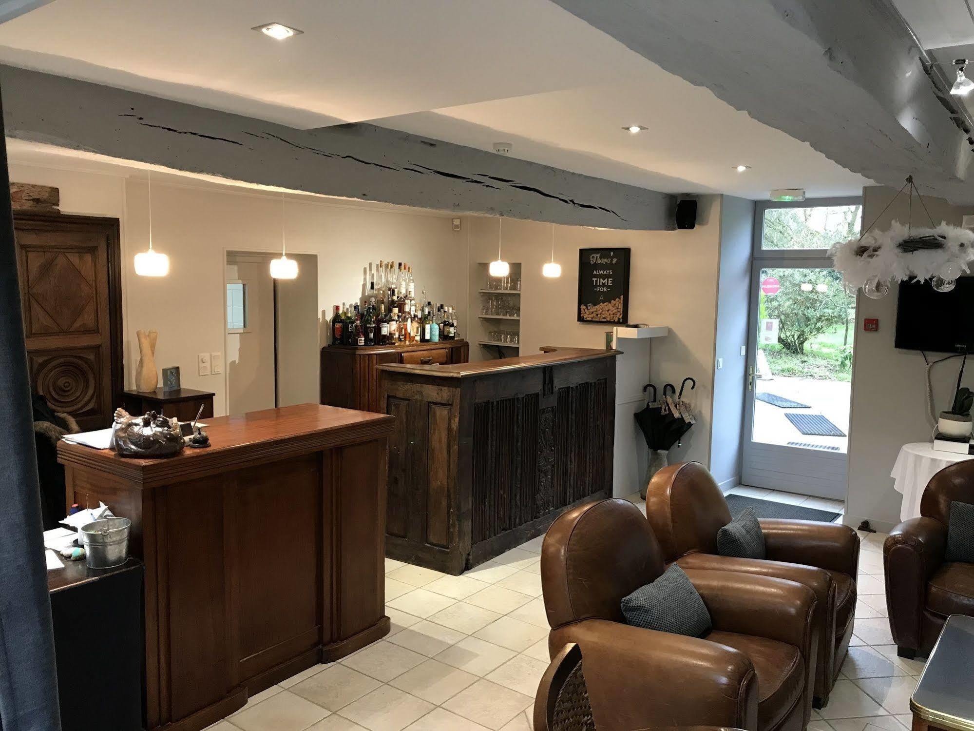 Hotel Logis Le Manoir Des Portes 3*